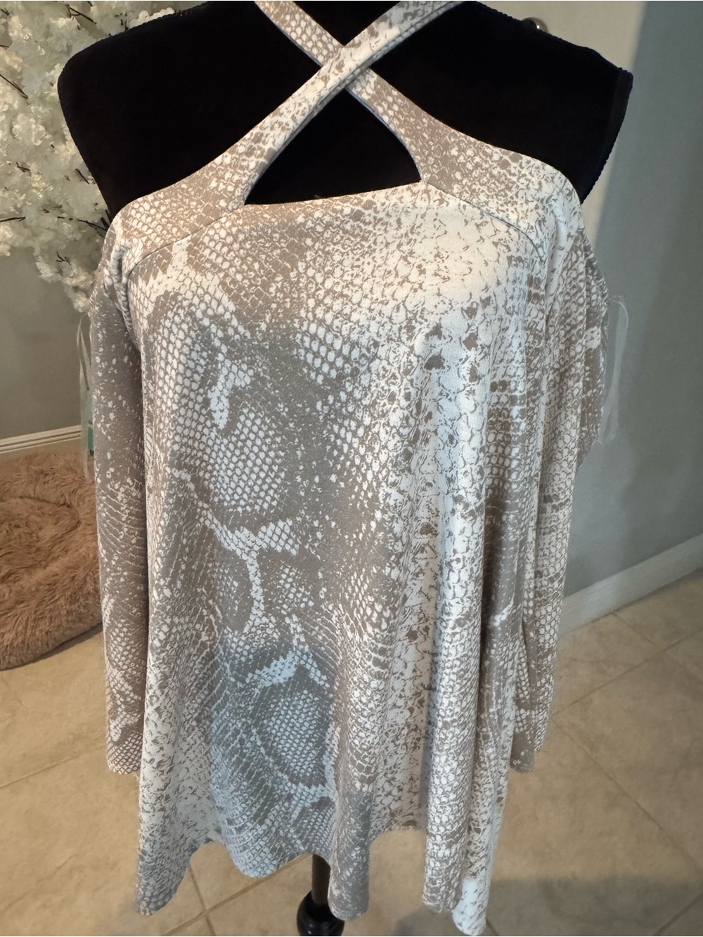 Fantastic Fawn White & Taupe Snake-Print Cold-Shoulder Top